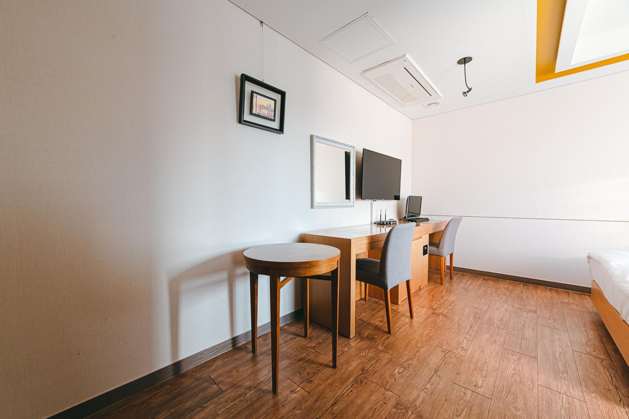 Gallery Tourist Hotel Tongyeong Exterior photo