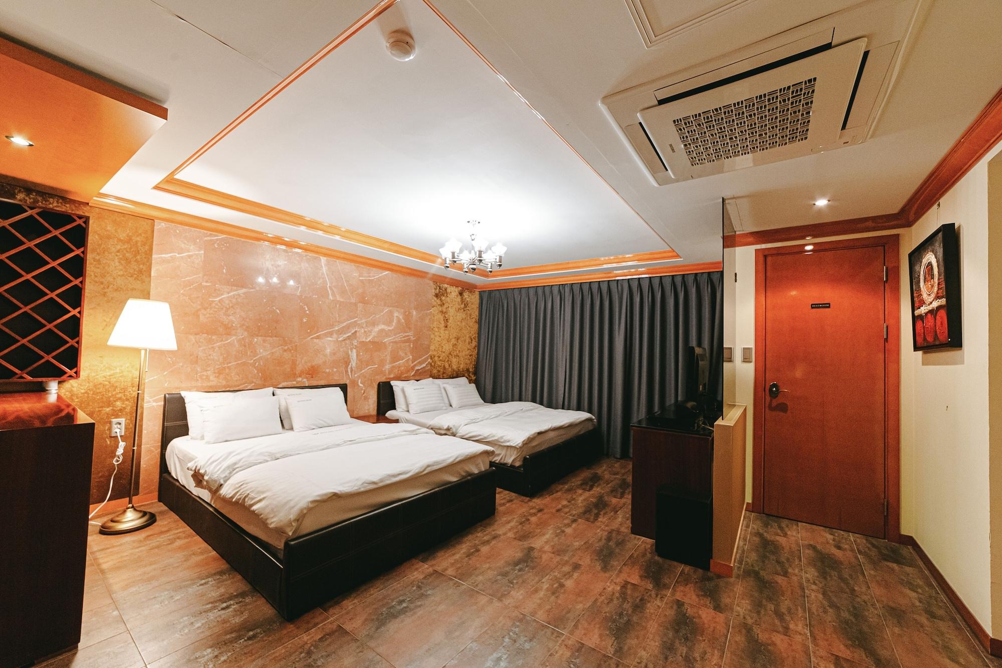 Gallery Tourist Hotel Tongyeong Exterior photo