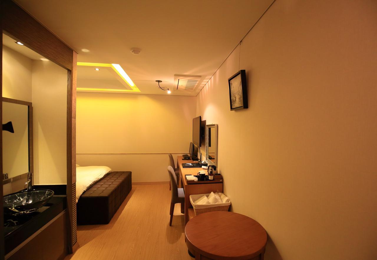 Gallery Tourist Hotel Tongyeong Exterior photo